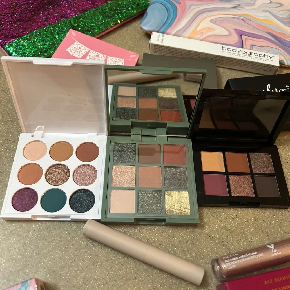 IPSY Lot of 2 Glam Bags w/ Total 10 Samples Eyeshadow Palettes, Crayons, Liner